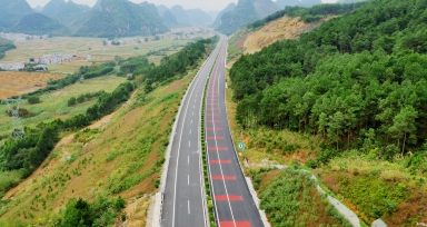 來賓至馬山高速公路